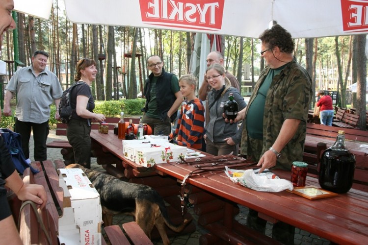 Druga strona lady bazarkowej zdecydowanie powyżej 18-nastu lat. Iwek chyba kontrolował mamę i tatę :).